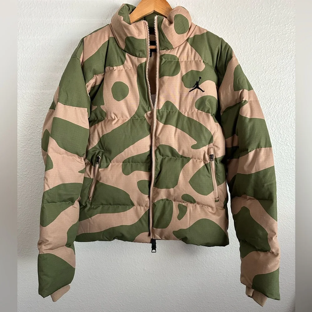 Nike Air Jordan Flight Camo Heritage Down Puffer Jacket FB6988-200 Size Medium